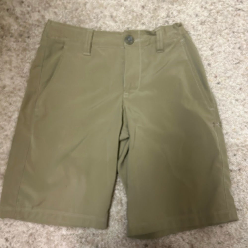 Boys Under Armour khaki shorts size YSM